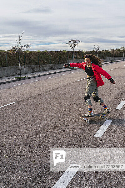 Frau fährt mit Skateboard auf der Straße