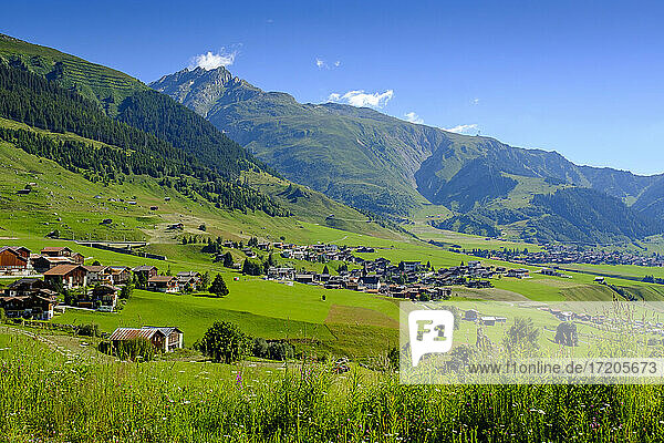Schweiz  Graubünden  Oberalppass in sommerlicher Berglandschaft
