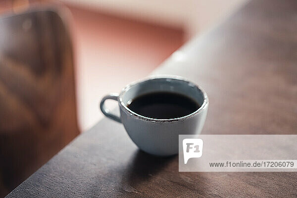 Tasse Kaffee auf dem Tisch