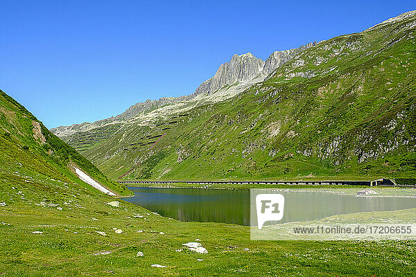 Schweiz  Graubünden  Oberalpsee in sommerlicher Berglandschaft