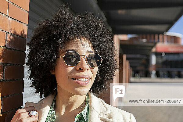 Afro junge Frau mit Sonnenbrille an einem sonnigen Tag
