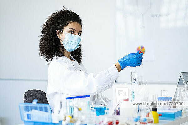 Wissenschaftlerin beim Experimentieren im Chemielabor