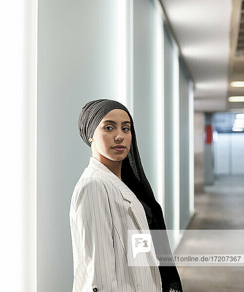 Arabische Frau an der Wand eines Einkaufszentrums