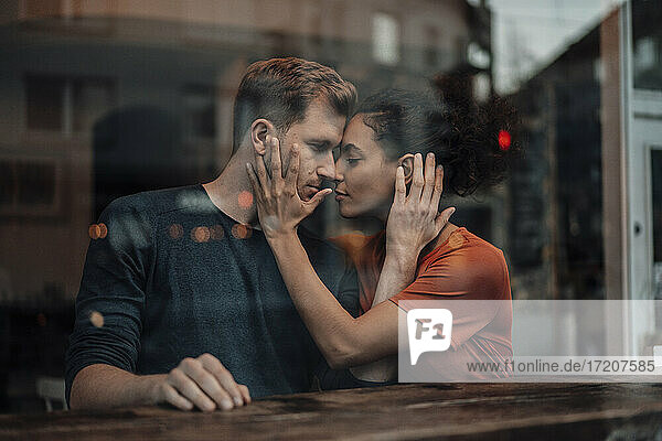Paar macht Romantik beim Sitzen im Cafe