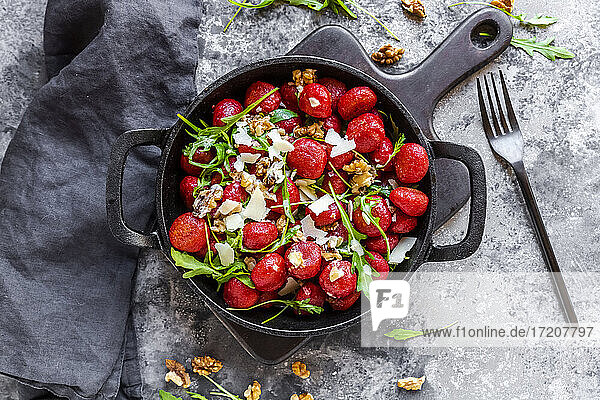 Rote-Bete-Gnocchi in Walnuss-Sahnesauce  Rucola und Parmesan in der Pfanne