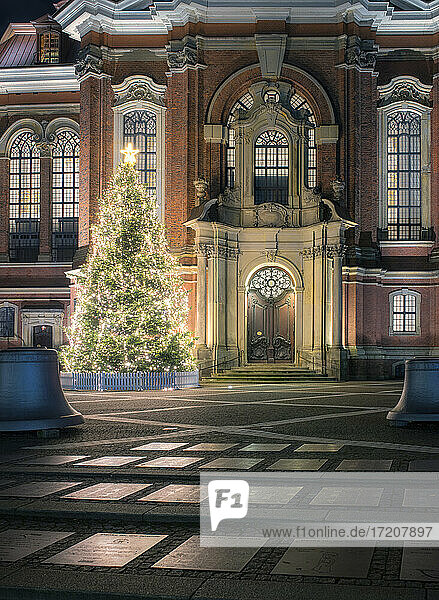 Deutschland  Hamburg  leuchtender Weihnachtsbaum vor der St. Michaelskirche bei Nacht