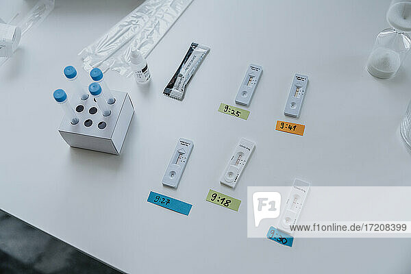 Variation von Schnelldiagnosetestkassetten mit Zeitaufkleber auf dem Tisch in der Klinik
