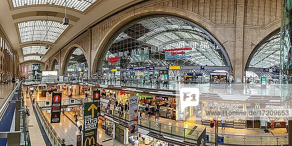 Bahnhof Hauptbahnhof Hbf Deutsche Bahn DB Halle Geschäfte Läden Panorama in Leipzig  Deutschland  Europa