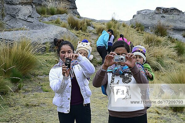 Indigene Frauen mit Kleinkinder am Rücken fotografieren den Fotografen  Provinz Junín  Peru  Südamerika