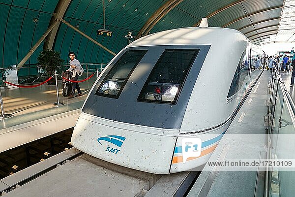 Transrapid Maglev Magnetschwebebahn Zug im Bahnhof Longyang Road station in Shanghai  China  Asien