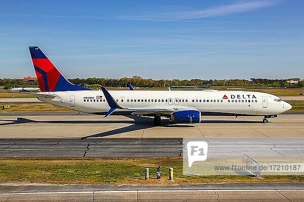 Ein Boeing 737-900ER Flugzeug der Delta Air Lines mit dem Kennzeichen N912DU startet vom Flughafen Atlanta  USA  Nordamerika