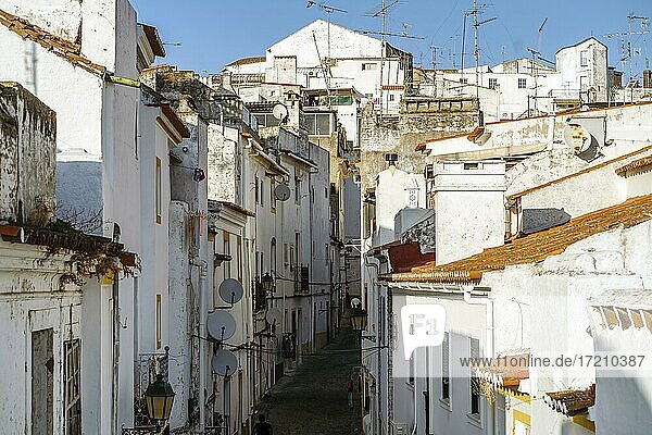 Enge Straße zwischen weiß getünchten Häusern der Festungsstadt Elvas  Alentejo  Portugal  Europa