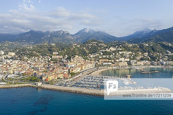 Luftaufnahme Menton mit Hafen Vieux Port  Altstadt  Departement Alpes-Maritimes  Region Provence-Alpes-Cote d'Azur  Südfrankreich  Frankreich  Europa