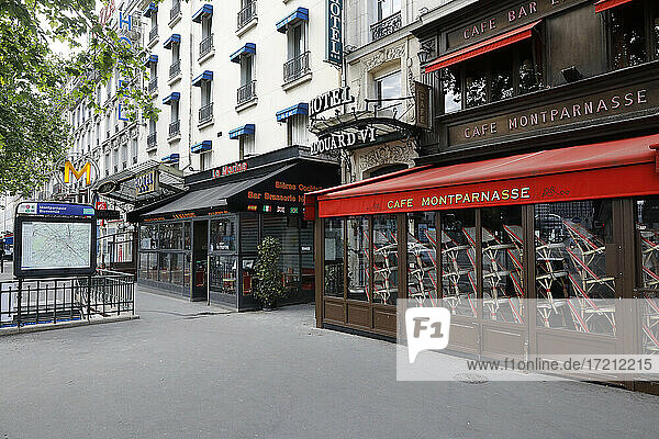 Geschlossene Cafés auf dem Boulevard Montparnasse während der Abriegelung in Paris  Frankreich