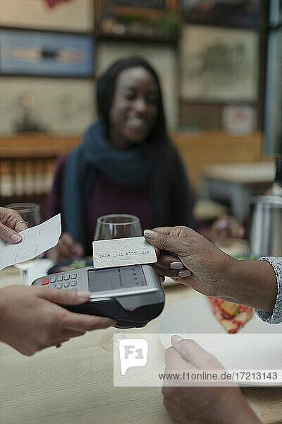 Close up Kunde zahlen Kellnerin mit Smartcard im Café Tisch