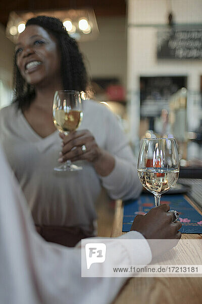Frauen Freunde trinken Weißwein an der Bar Theke