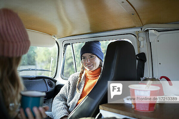 Junge Frauen Freunde entspannen im Wohnmobil auf Road Trip