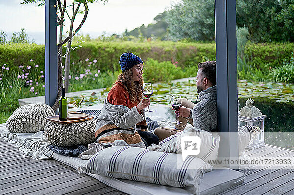 Paar genießt Wein auf Luxus-Terrassen-Kissen
