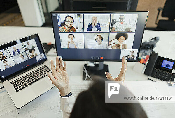 Geschäftsfrau Videokonferenz mit Kollegen am Computerbildschirm