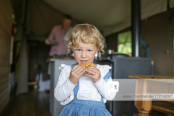Porträt niedlichen Mädchen essen Keks in Jurte Kabine