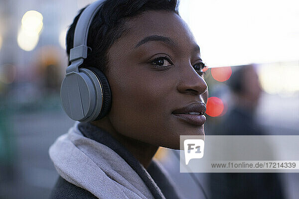 Close up schöne junge Frau hört Musik mit Kopfhörern