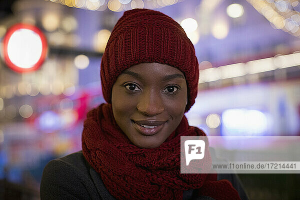 Porträt selbstbewusste junge Frau in roter Strickmütze und Schal