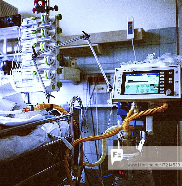 Chirurgie  Gesundheit  Krankenhaus  Erste Hilfe  Aerzte  Krankenschwester  Patient  Intensivstation|Surgery  health  hospital  emergency room  doctors  nurse  patient  ICU
