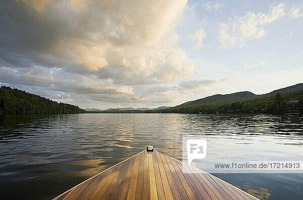 Vereinigte Staaten  New York  Lake Placid  Holzboot auf Lake Placid bei Sonnenuntergang