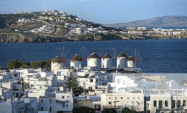 Blick auf die weißen kykladischen Häuser der Chora  Ortsansicht von Mykonos Stadt mit den Windmühlen am Meer  Mykonos  Kykladen  Ägäis  Griechenland  Europa