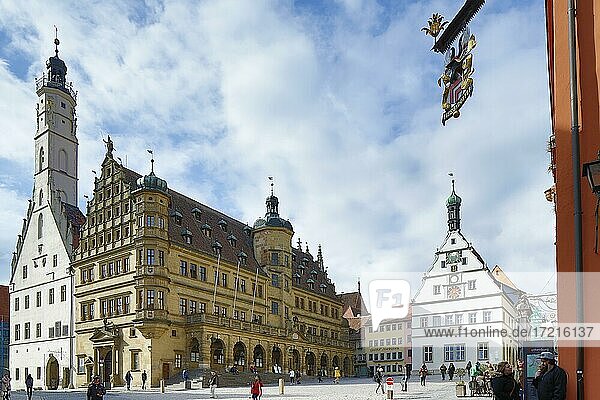 Marktplatz mit Neues Rathaus und Ratstrinkstube  Rothenburg ob der Tauber  Landkreis Ansbach  Mittelfranken  Franken  Freistaat Bayern  Deutschland  Europa