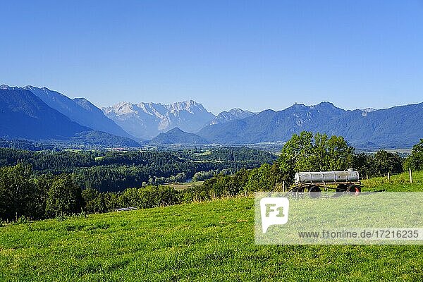 Blick über Loisachtal  hinten die Zugspitze  bei Murnau  Alpenvorland  Oberbayern  Bayern  Deutschland  Europa