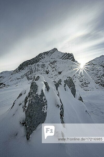 Verschneite Alpspitze mit Sonnenstern  Schnee am Osterfelderkopf  Wettersteingebirge  Garmisch-Partenkirchen  Bayern  Deutschland  Europa