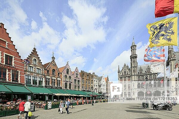 Markt mit neugotischer Provinzialpalast Provinciaal Hof  und Häusern mit Staffelgiebeln an der Nordseite des Platzes  Altstadt von Brügge  Benelux  Belgien  Europa