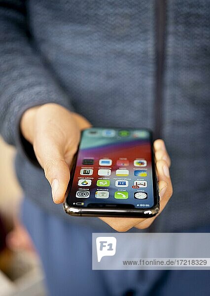 Hand hält iPhone 11 Pro mit Homescreen  App-Icons  Smartphone