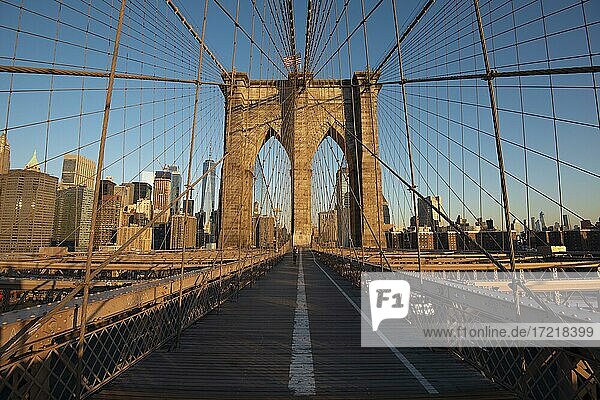 Brooklyn Bridge bei Sonnenaufgang  Brooklyn  Manhattan  New York City  New York  USA  North America