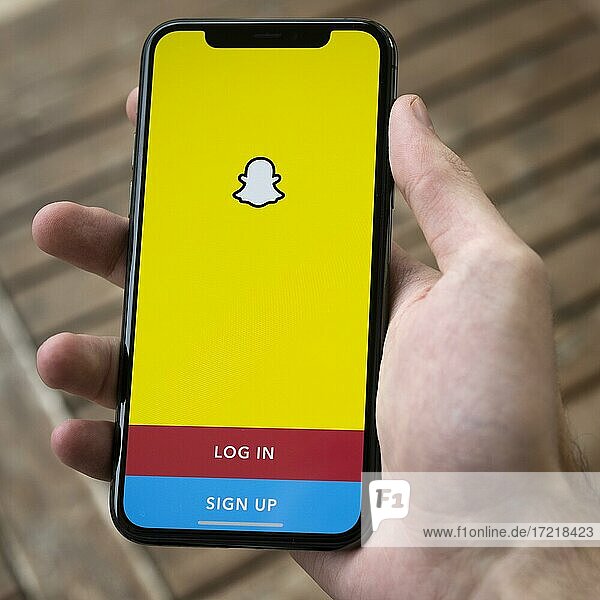 Hand hält iPhone 11 Pro mit geöffneter Snapchat App  Soziales Netzwerk  Logo  Smartphone