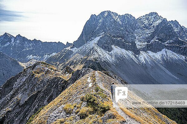 Wanderer auf Grad in den Bergen  Wanderung zum Hahnkampl  Gipfel der Lamsenspitze  Mitterspitze und Schafkarspitze  Eng  Gemeinde Hinterriß  Karwendelgebirge  Alpenpark Karwendel  Tirol  Österreich  Europa
