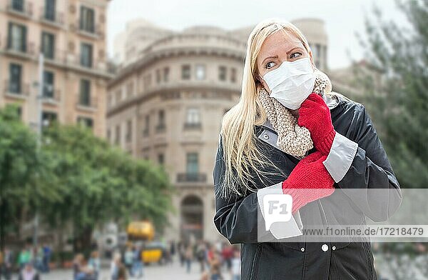 Junge Frau trägt Atemschutzmaske Spaziergänge unter der Öffentlichkeit in Italien