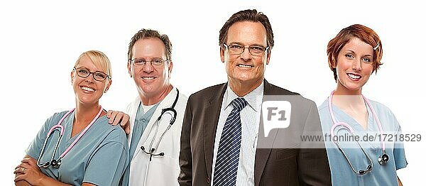 Lächelnder Geschäftsmann mit männlichen und weiblichen Ärzten oder Krankenschwestern vor weißem Hintergrund