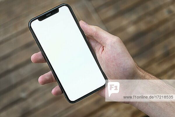 Hand hält iPhone 11 Pro mit weißem Bildschirm  Smartphone  Freisteller