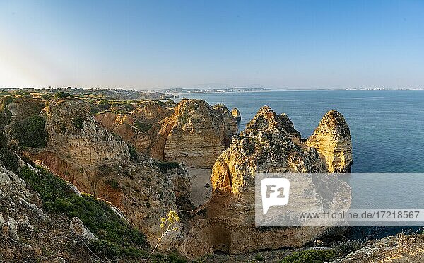 Schroffe Felsenküste mit Klippen aus Sandstein  Felsformationen im Meer  Ponta da Piedade  Abendlicht  Algarve  Lagos  Portugal  Europa