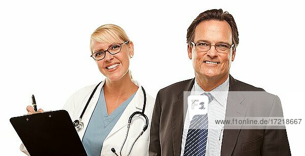 Lächelnde Geschäftsmann mit Ärztin oder Krankenschwester vor weißem Hintergrund