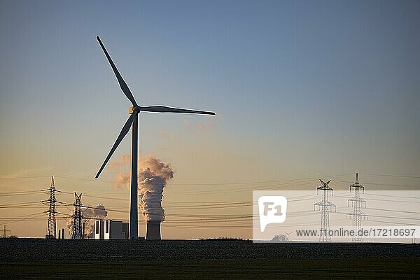 Windrad und Braunkohlekraftwerk bei Sonnenuntergang  Energiewende  erneuerbare und fossile Energie  Neurath  Nordrhein-Westfalen  Deutschland  Europa