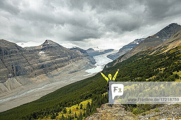 Wanderer steht auf Felsen mit Ausblick in Tal mit Gletscherzunge  Parker Ridge  Saskatchewan Gletscher  Athabasca Gletscher  Jasper National Park Nationalpark  Canadian Rocky Mountains  Alberta  Kanada  Nordamerika