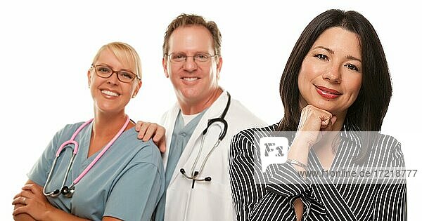 Hispanische Frau mit Arzt m Ärtzin und Krankenschwester  Krankenpfleger vor einem weißen Hintergrund
