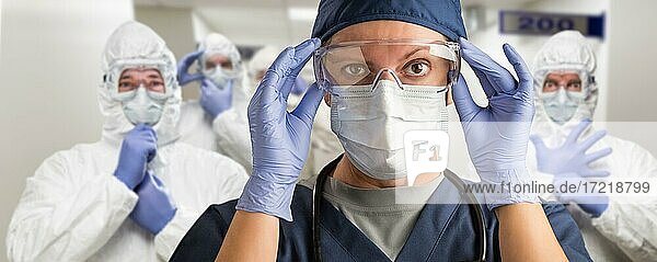 Team von weiblichen und männlichen Ärzten oder Krankenschwestern in Schutzkleidung auf einem Krankenhausflur  USA  Nordamerika