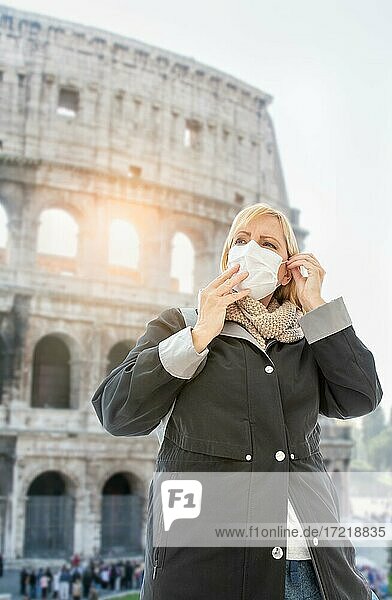 Junge Frau trägt Atemschutzmaske Spaziergänge in der Nähe des römischen Kolosseums in Rom  Italien  Europa