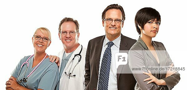 Junge multiethnische Frau und Geschäftsmann mit Ärzten oder Krankenschwestern vor weißem Hintergrund
