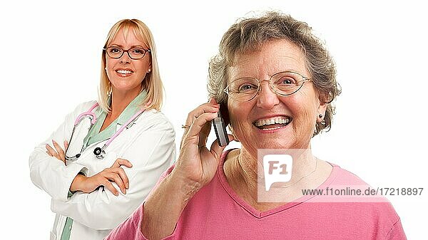 Glückliche ältere Frau mit Handy mit Ärztin oder Krankenschwester vor weißem Hintergrund