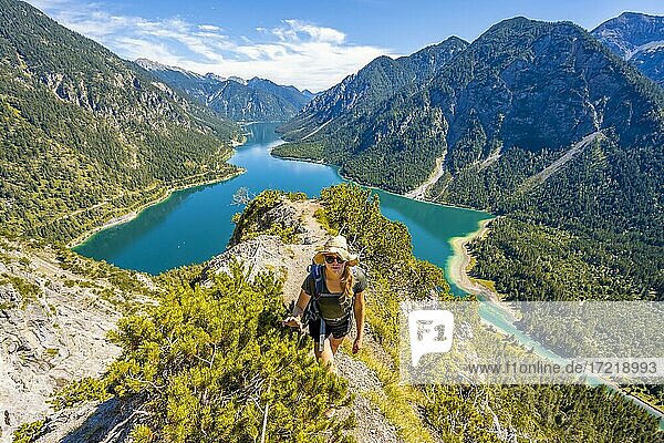 Wanderin beim Wandern am Plansee  Berge mit See  Ammergauer Alpen  Bezirk Reutte  Tirol  Österreich  Europa